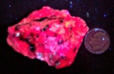 Calcite, crazy, Sterling Hill Mine, Ogdensburg, Sussex Co., NJ, US dime for scale, LW 365nm.JPG