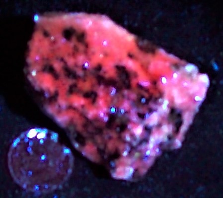 Norbergite & Calcite, Franklin Qy., Franklin, Sussex Co., NJ, US dime, LW 365nm.JPG