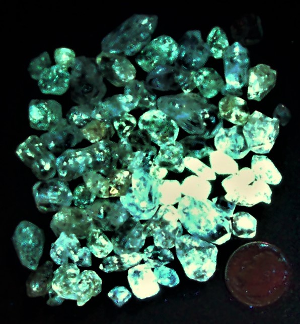 Quartz with Petroleum inclusions, Baluchistan mines, Pakistan, US dime for scale, LW 365nm.JPG